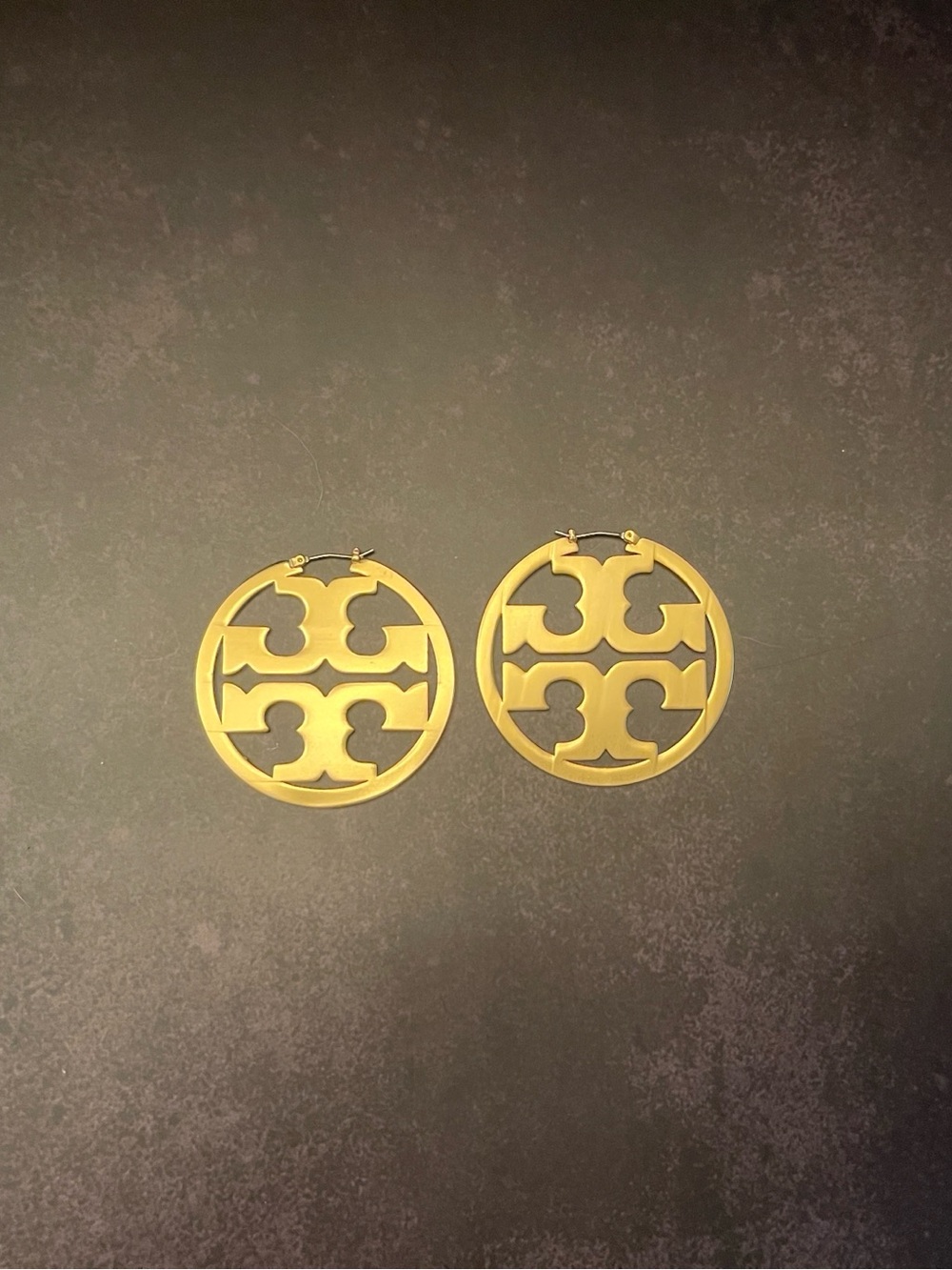 New w/o tags Tory Burch Large Matte Gold Round Logo Cutout Hoop Earrings